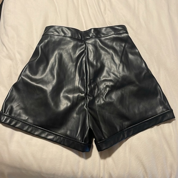 Pretty Little Thing NWT Black Faux Leather Pleat Detail High Waisted Shorts - 4 - Picture 2 of 2